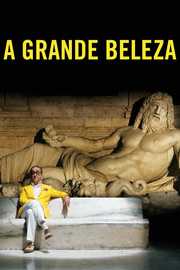 Cartaz de A Grande Beleza: homem de blazer amarelo sentado diante de uma estátua clássica reclinada, com o título em amarelo