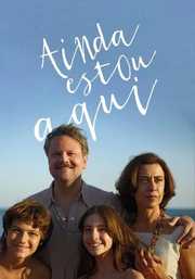 Cartaz de Ainda Estou Aqui: homem e mulher ao centro, com dois jovens em primeiro plano diante do mar e o título sobre fundo azul