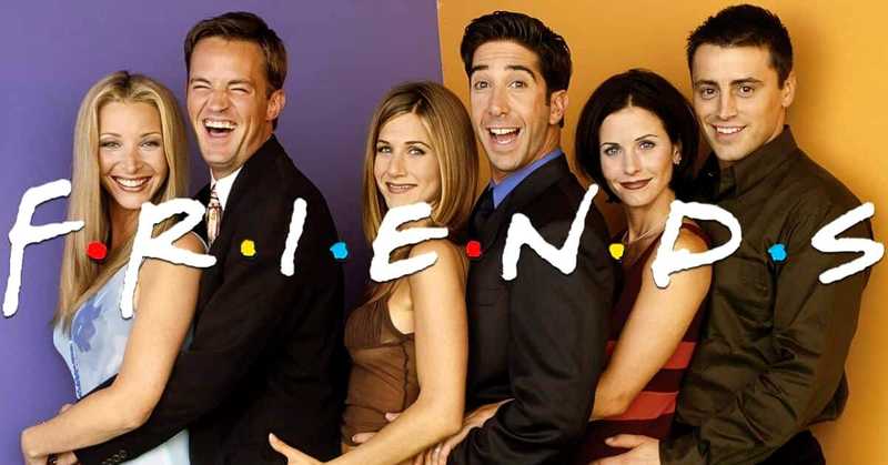 Os seis protagonistas de Friends: Phoebe, Chandler, Rachel, Ross, Monica e Joey posam sorridentes com o logo colorido da série