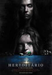 Cartaz de Hereditário: Toni Collette e Milly Shapiro com rostos assustadores sobre fundo escuro, com o texto O Mal vive nesta família
