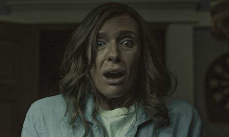Toni Collette como Annie Graham com expressão de desespero e pavor em cena de Hereditário