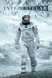 Cartaz de Interestelar: Cooper de traje espacial caminha por paisagem congelada; título INTERESTELAR no topo