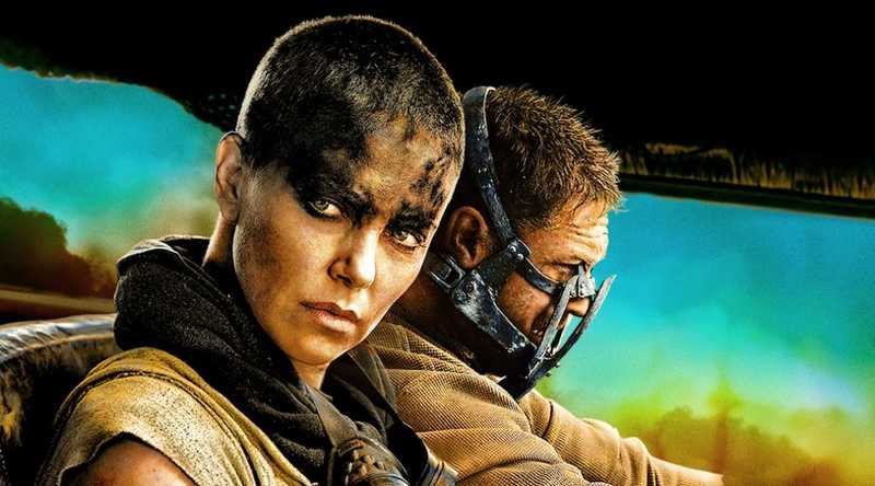 Furiosa de olhar intenso e Max com máscara metálica em primeiro plano, sob céu alaranjado e turquesa