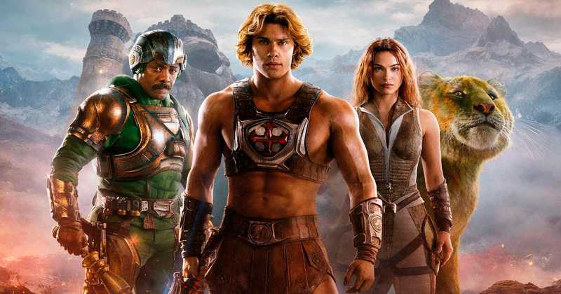 He-Man empunha a Espada do Poder em cena do filme Mestres do Universo