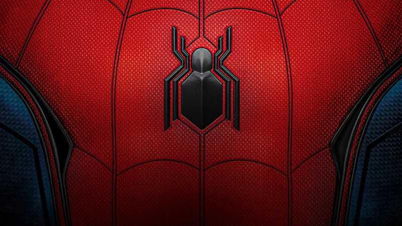 Homem-Aranha com a máscara aberta olha para o horizonte de Nova York