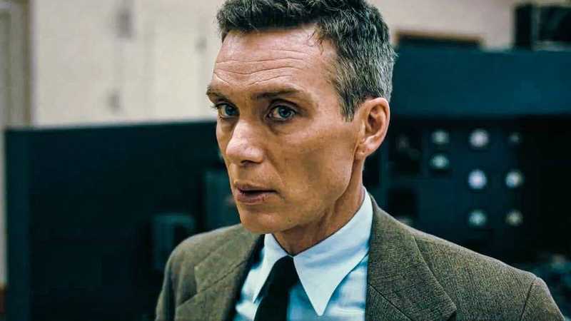 Cillian Murphy como J. Robert Oppenheimer, de terno e gravata, em cena do filme Oppenheimer