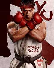 Pôster de personagem de Street Fighter: Ryu, vivido por Andrew Koji, de bandana vermelha e luvas vermelhas cruzadas diante do peito, com o nome do ator e o título do filme